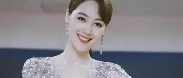 主持人王冠被央视解雇出轨尼格买提被爆两人互动被嘲暧昧不清