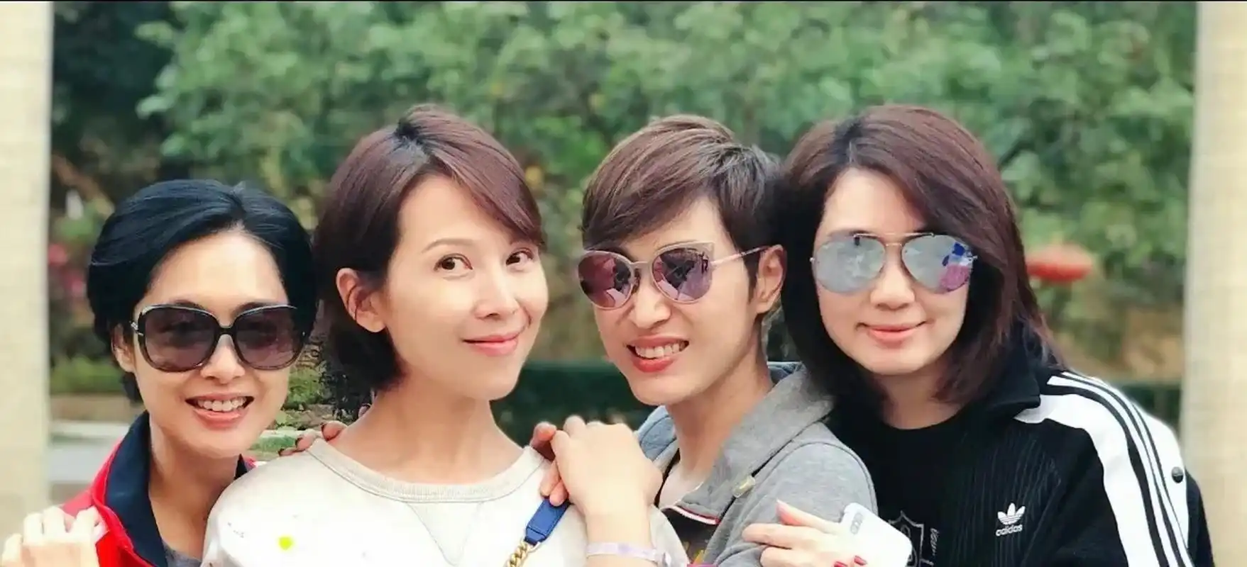 合照里的朱茵不是最高,但是绝对是最漂亮的.