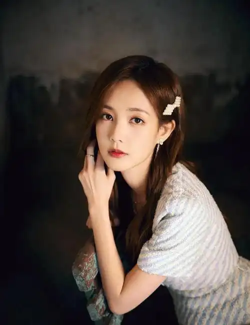 吃墙皮,502粘牙,不温不火的李一桐终于凭借"小癖好"出圈了|赵丽颖