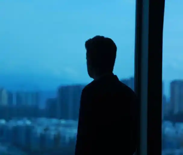 夜晚独自一人坐在窗前图片,一个人孤独坐在夜晚的窗前图片