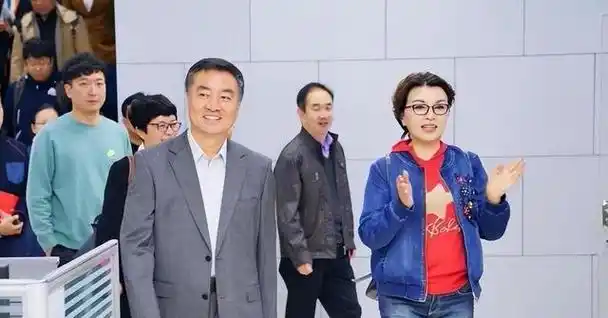 男友张宇燕拿到了出国深造的机会,而第二年李瑞英就成为同事中间的