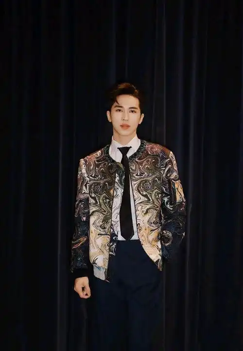 许魏洲身着印花西装搭配纯黑领带,率性利落,绅士风度