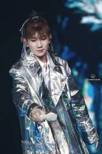 tfboys分享200512王源给粉丝递话筒的小合集爱永远都是双箭头