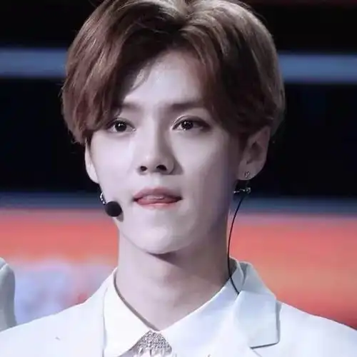 其实中分的灵魂之处就是蓬松,才会给一种自然不做作之感