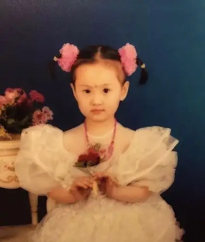 8月11日,郑爽爸爸郑成华晒出了多张郑爽的照片,并发文称:"小时候大