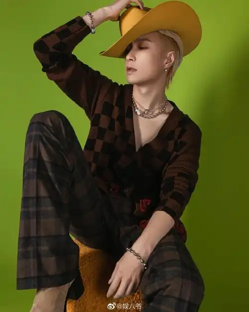 张艺兴basic杂志封面