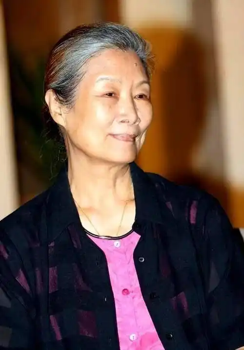 演员吕中:23岁嫁同学,今儿子儿媳是她的骄傲,女儿是国人的骄傲_生活