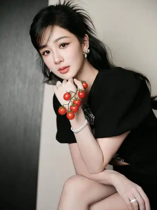 杨紫斜刘海黑框眼镜造型:俏丽可爱,灵动呆萌