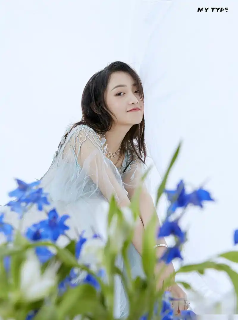 欢娱影视演员吴佳怡拍摄mytype时尚志大片释出,率性与柔美间展时尚