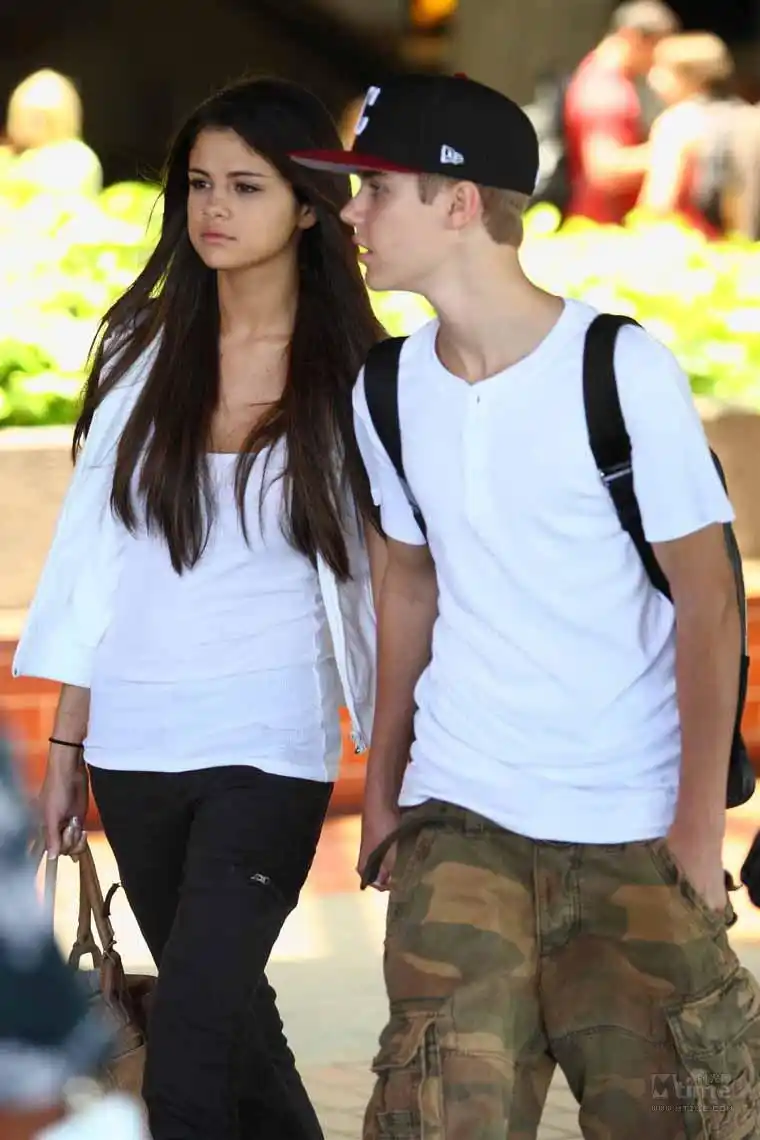 比伯和赛琳娜乘私人飞机出行,网友:求这部偶像剧快点大结局!