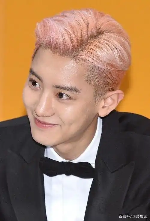 朴灿烈粉色头发搭配黑色西装出镜,萌萌的男孩子穿上西装如此可爱