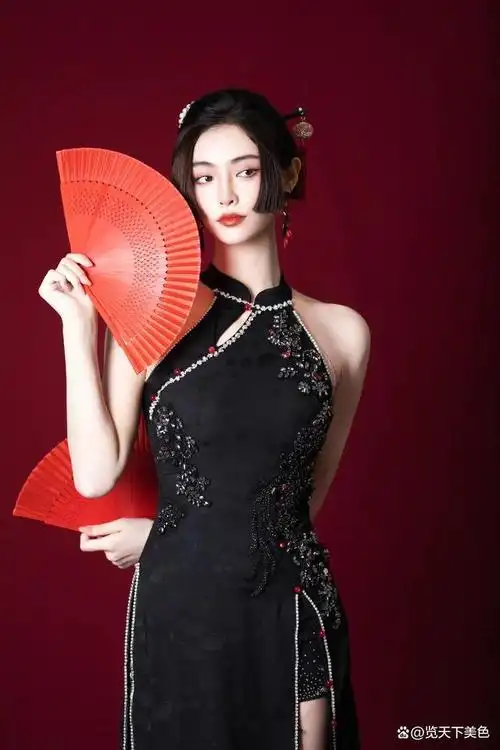 许佳琪身着一身旗袍,非常迷人.