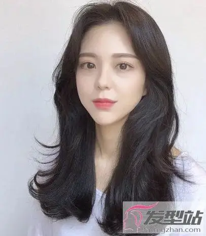 中分刘海怎么留好看 这几款最显气质太高级_发型站_最新流行发型设计
