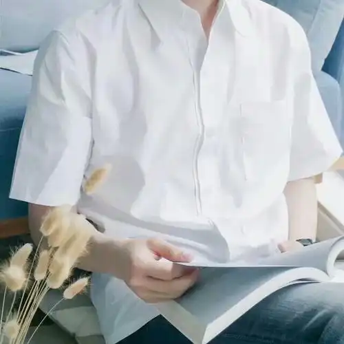 李挽忱男头干净白衬衫