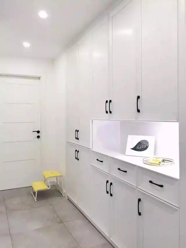 也可以增加一些不同的设计亮点,如上图,本来可以做一面墙的鞋柜,但是