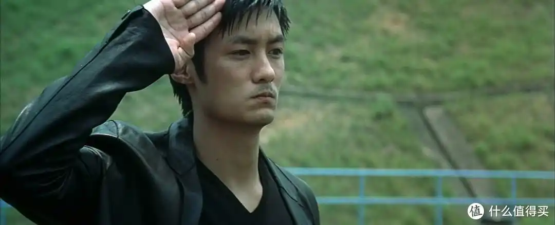 你敬个礼给我看看,陈永仁对着陆sir和罗sir的墓碑敬礼,我不是不会敬礼