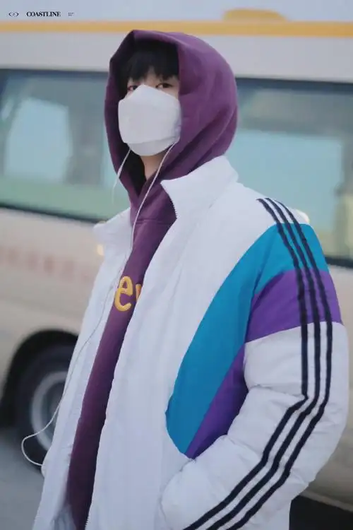 黄明昊今日机场私服分享,身穿葡萄紫色经典印花卫衣套装,运动和休闲风