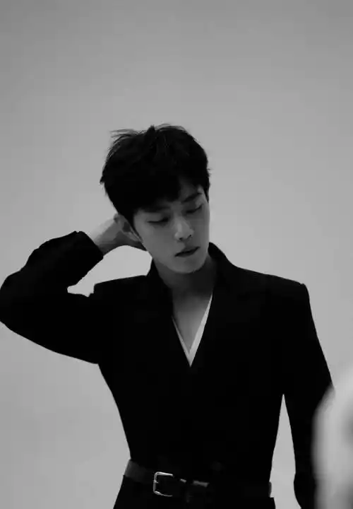 肖战黑色深v西装又禁欲又撩人,满屏的荷尔蒙真的太让人陶醉了_身材