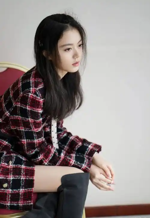 赵今麦蜕变成功,夏日风t恤短裤超苗条,空气刘海凸显大眼睛_白色_衬衫