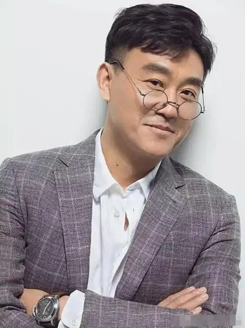 尽管爸妈也好心相劝,不想看两个年轻人压力那么大,但是何冰与李海洋