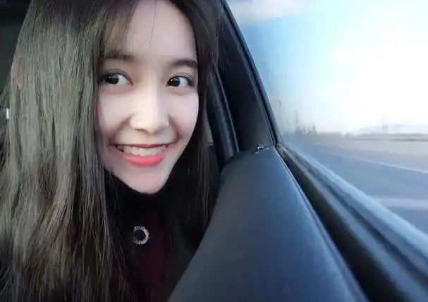 蒋依依中戏毕业照曝光,站c位被长发美女艳压,照片看出谁是团宠