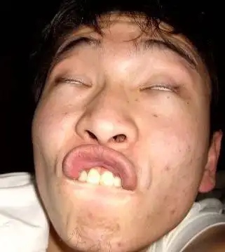 我都是用有自拍功能的手机当成镜子,当自己觉得ok了,就按照.