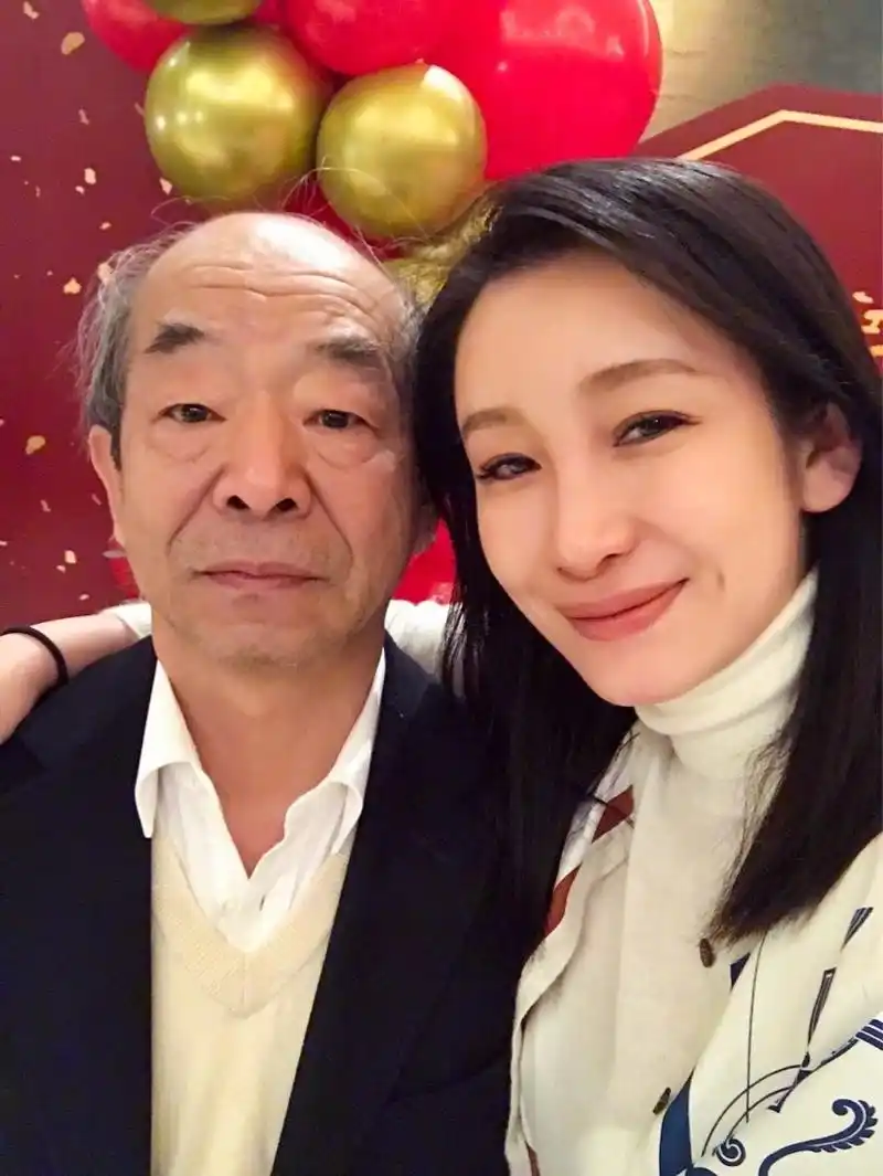 影后秦海璐携老公现身,皮衣阔腿裤气质干练,大7岁老公年轻帅气