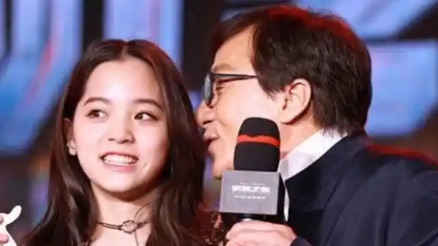 成龙想和欧阳娜娜耳语谁注意娜娜的身体语言身体在抗拒