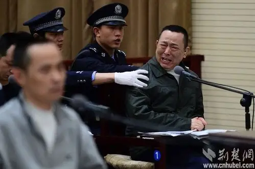 刘汉涉黑案庭审现场情绪失控落泪