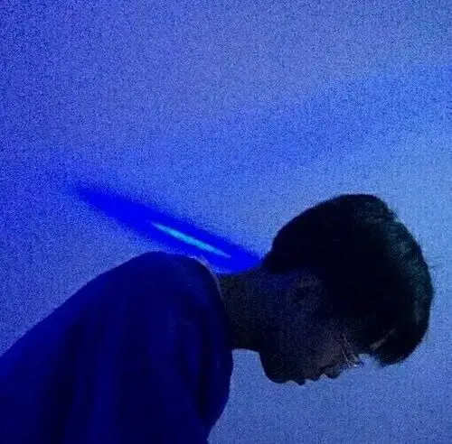 有没有大神能帮我找一个想这样的,蓝色背景的男生头像.