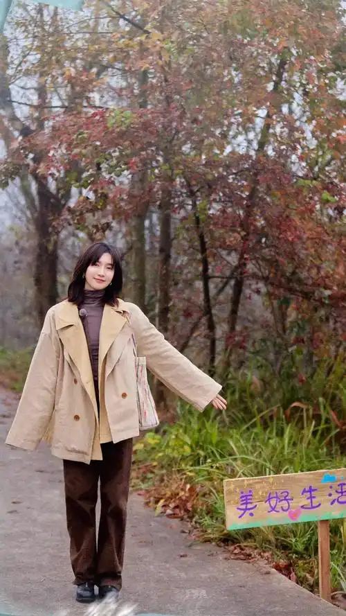 江疏影剪了新齐肩发型洋气10倍穿卫衣皮裤走机场时髦减龄