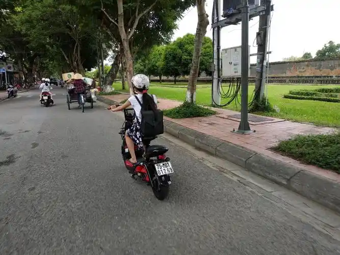 越南小女孩儿10岁就会骑电动车课外补习沉迷游戏也是常态