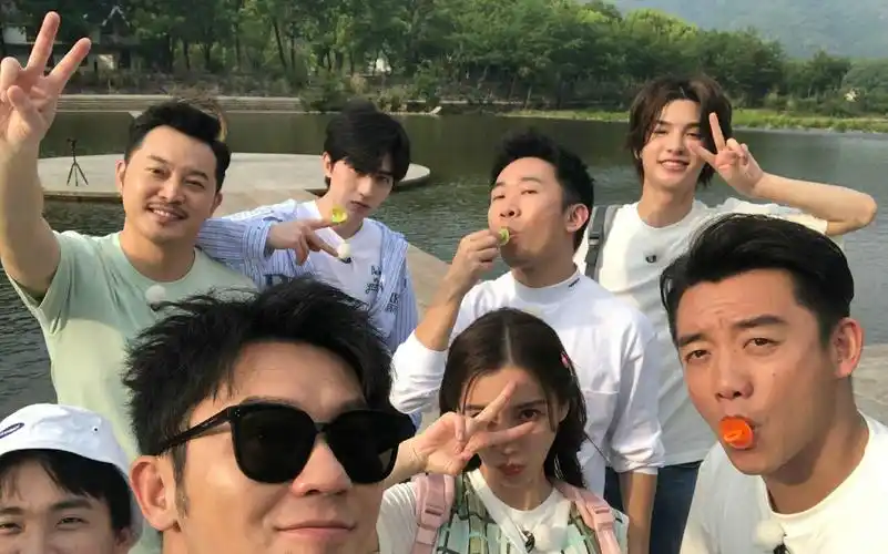 知名港星送快递被粉丝认出后还不忘工作揭开综艺新花样