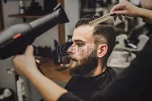 庄稼女人吹干头发男人理发店美女吹发