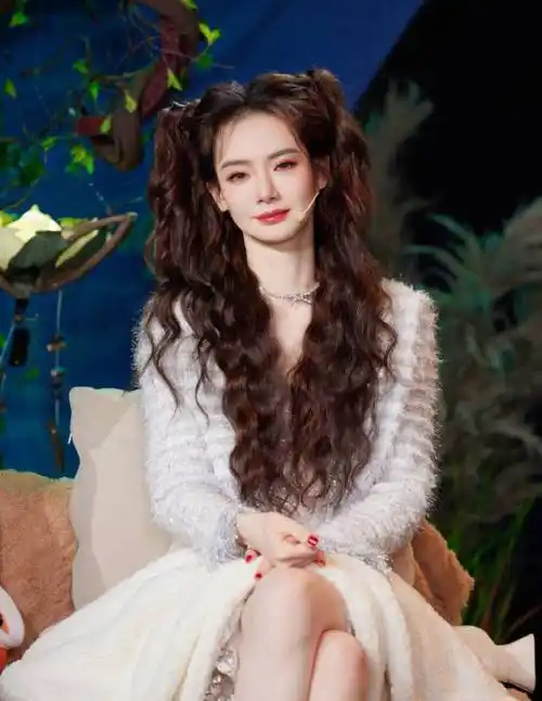 戚薇羊毛卷双马尾元气俏丽 穿v领毛绒裙甜辣十足_笑容_造型_整体