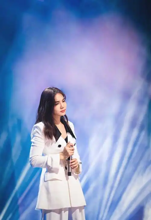 陈嘉桦时尚靓丽舞台照图片