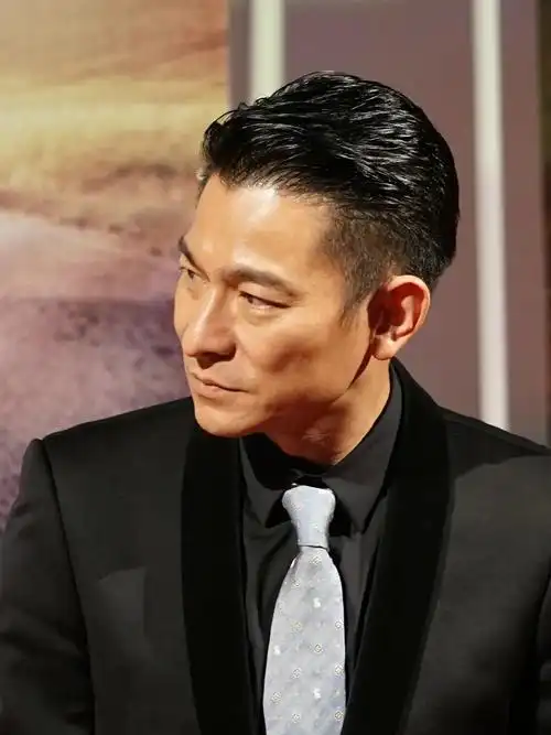 原创59岁刘德华拍动作戏往地上用力摔后转身跑开网友身手不得了