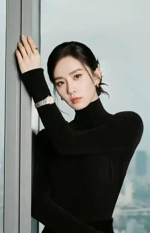 刘诗诗黑色紧身裙优雅如黑天鹅写真(3)_身材_活动_曲线