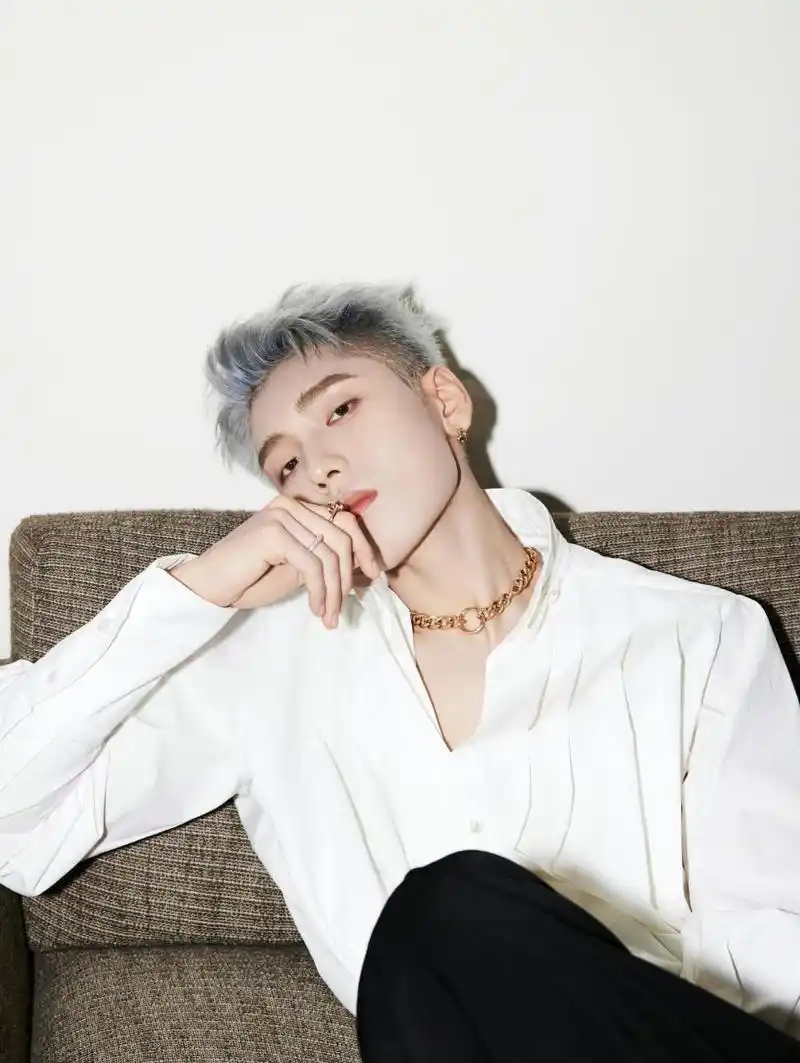 丨 王子异最新白发造型大片解锁,之前的工作路透就有被惊艳发色戳中