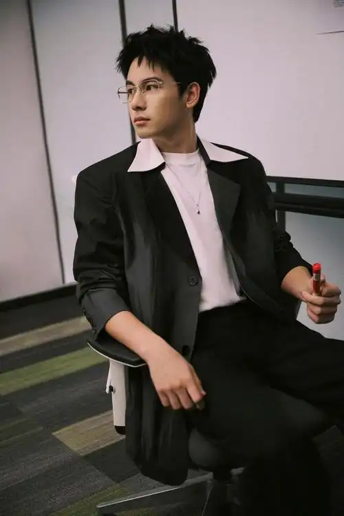 胡先煦个性写真,时尚眼镜杀,定格焦点时刻|胡先煦_新浪新闻