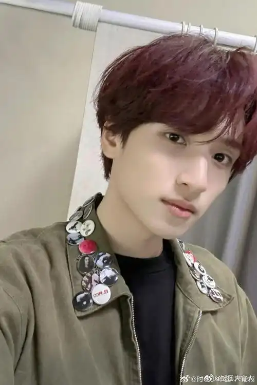 帅哥就是能够轻松驾驭任何发色,严浩翔这深邃的一双眼和冷白皮也太