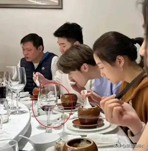 关晓彤陪鹿晗与好友聚餐,穿着朴素大方,男友面前畅饮红酒随意_恋情