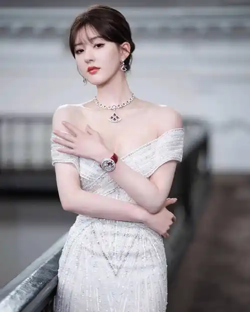 「赵露思」一袭抹胸裙,星河摇曳,明星性感写真美图_感觉_裙子_珠宝