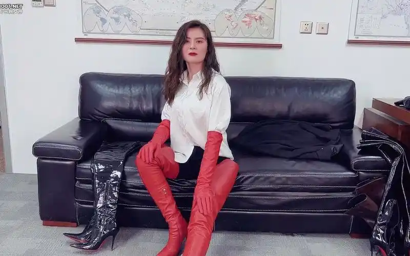 一个人的红色超长超长大腿靴展示 超长的红色皮手套-来自东方长靴女神