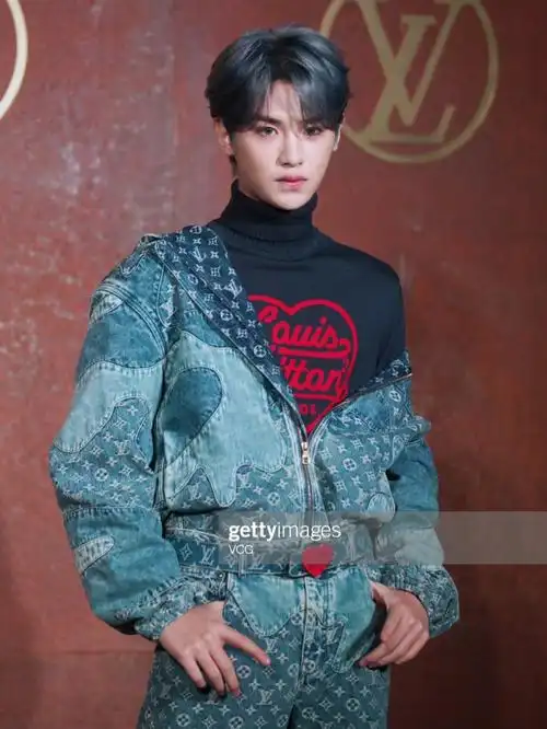 lvss22女装大秀黄明昊外网生图