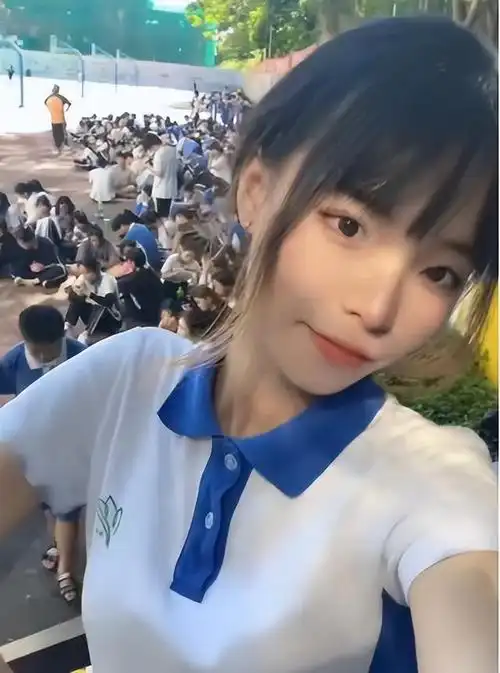 深圳校服"引领潮流",成就多名女高中生,是哪位男同学的助力?