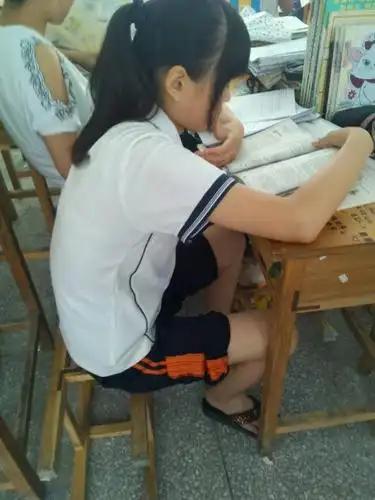 想去参加学校舞蹈队,女孩 要求在地板上,要脱鞋的 光脚还是穿袜子?