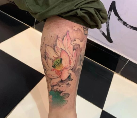 2021最新荷花纹身图案精选好看的水墨荷花纹身5