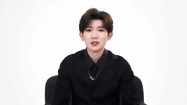 今天是被穿黑衬衫的王源哥哥帅到的一天010101#王源官宣加盟