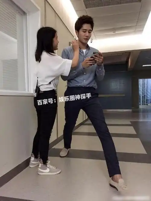 看到彭冠英和工作人员的合影粉丝身高悬殊